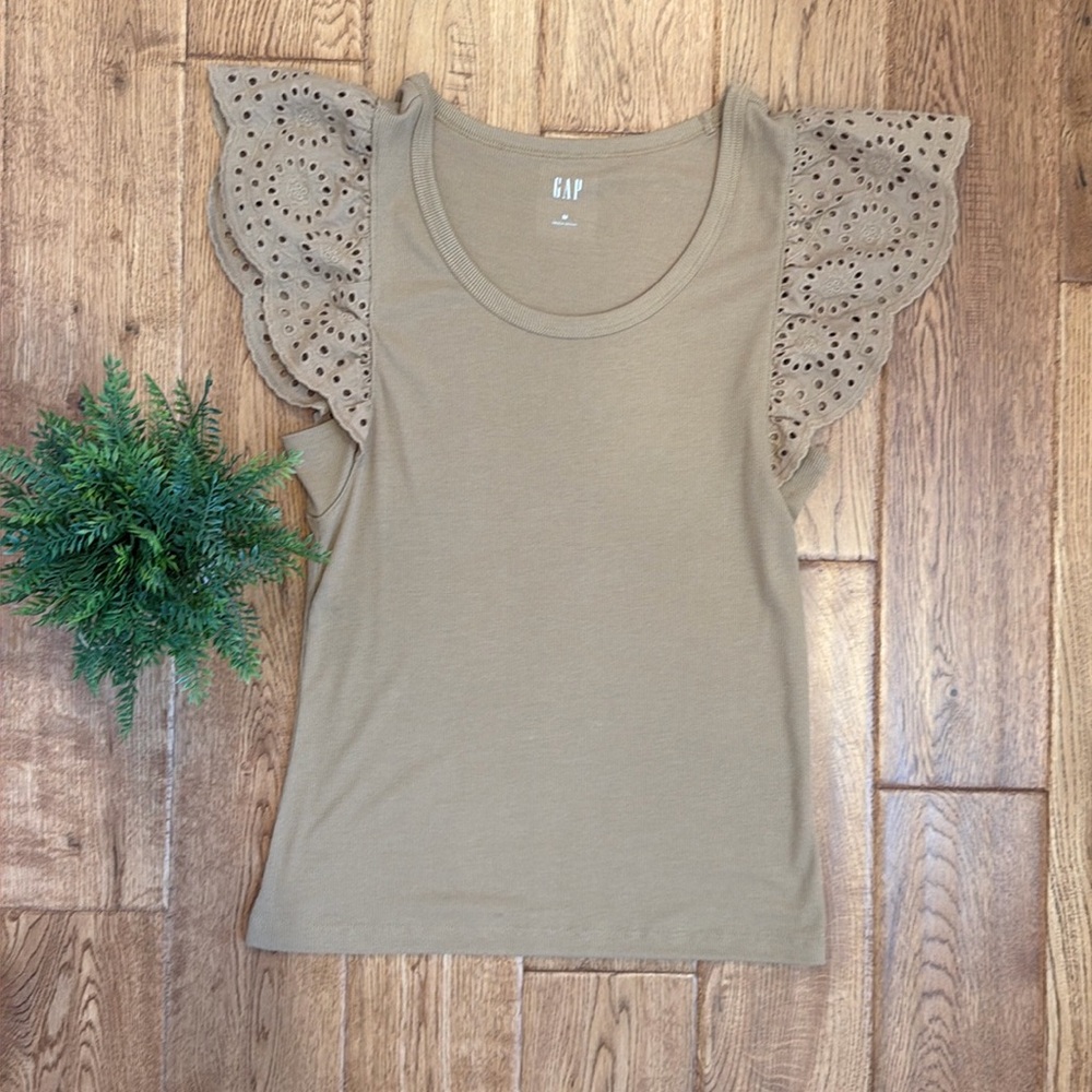 GAP Women's Tan Eyelet Flutter Sleeve Tee Size Medium